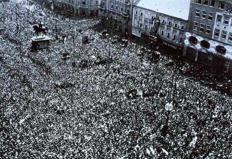Trg bana Jelačića 12. svibnja 1945. godine